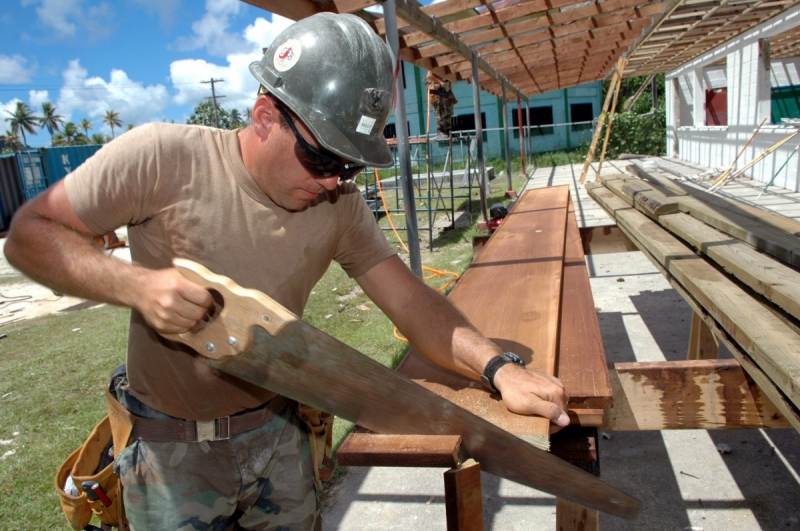 menuisier-PIERREFEU-min_worker_construction_building_carpenter_male_job_build_helmet-893290